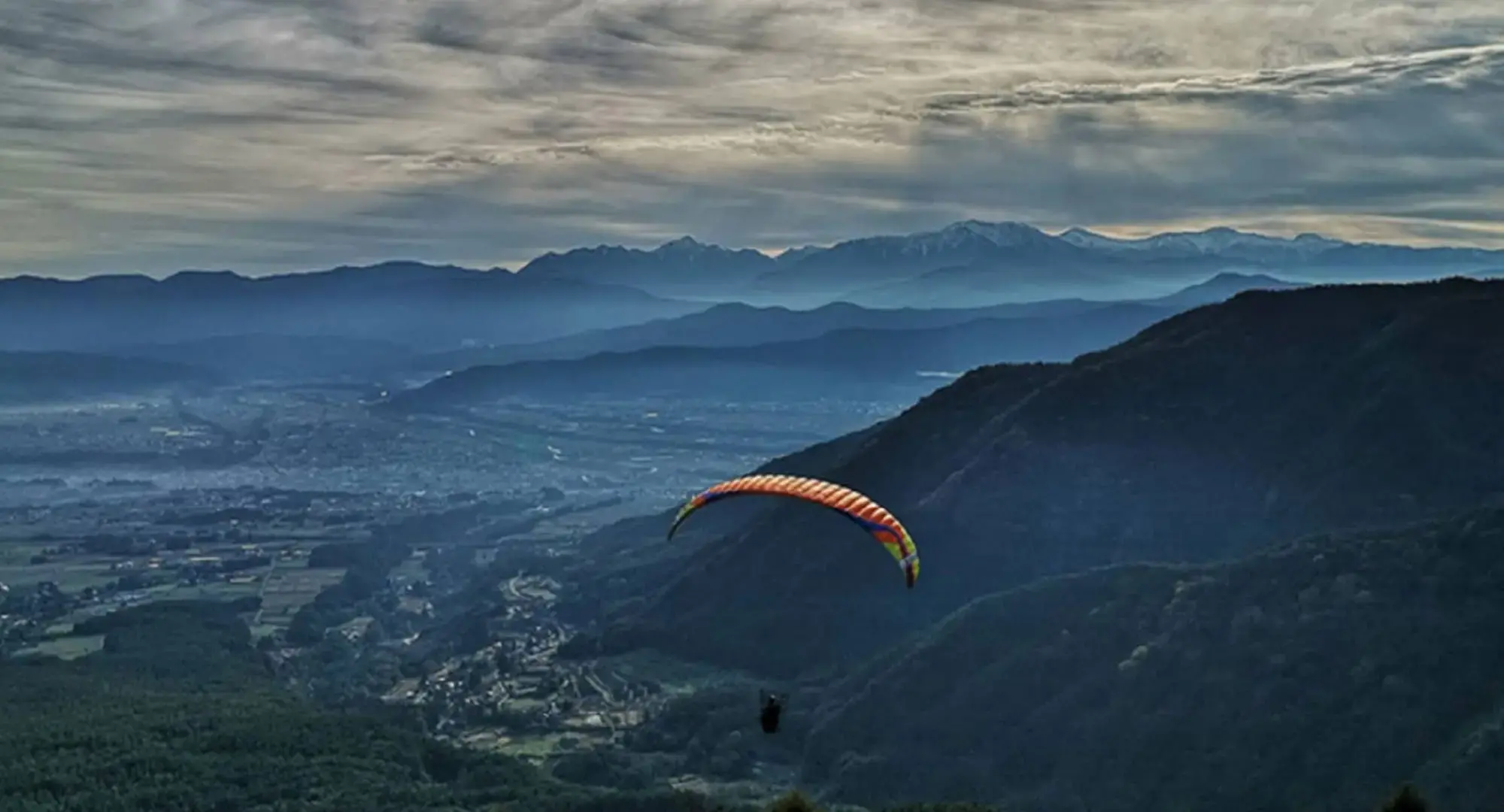 Flying between mountains with a paraglider