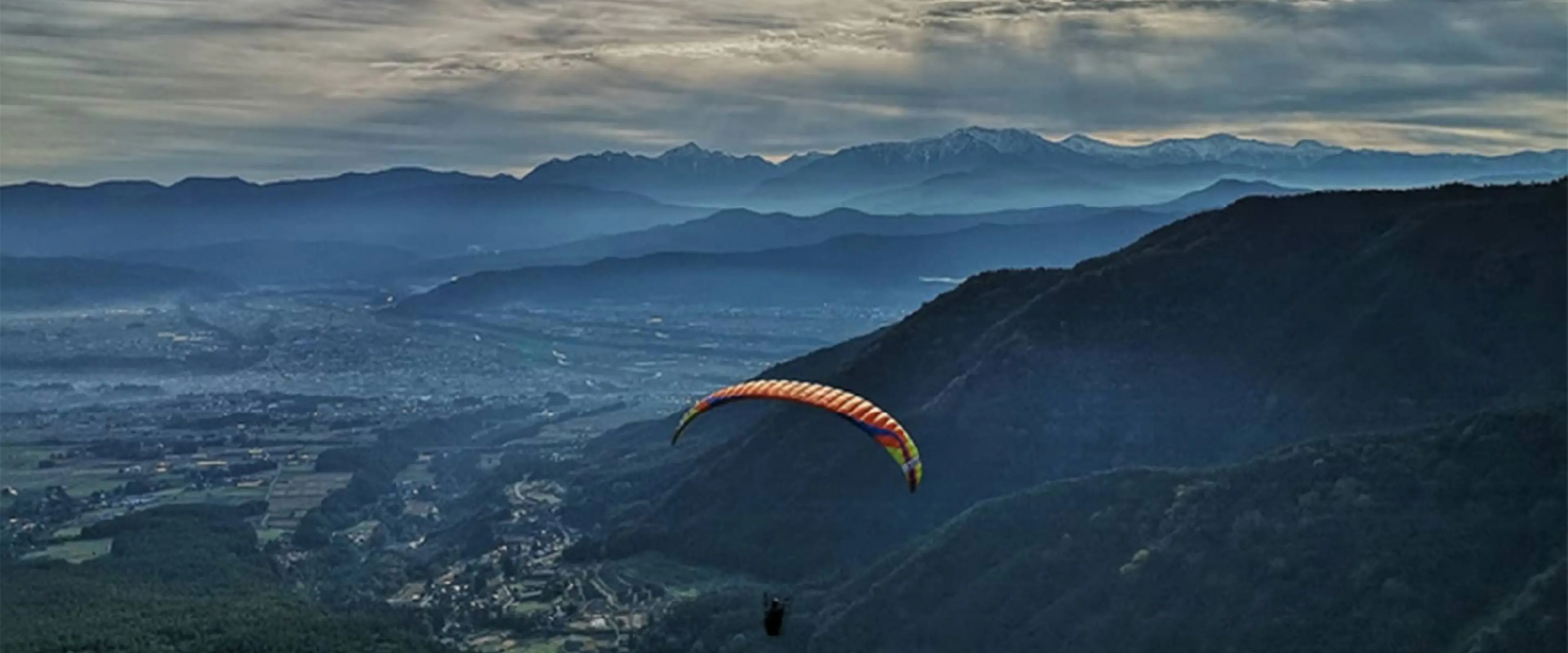 Flying between mountains with a paraglider