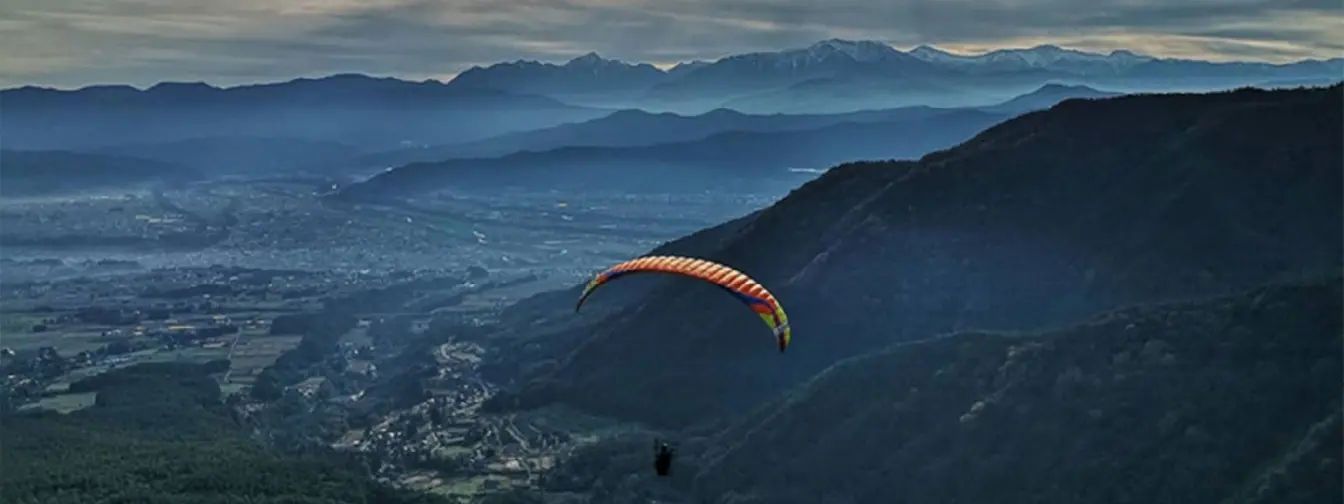 Flying between mountains with a paraglider